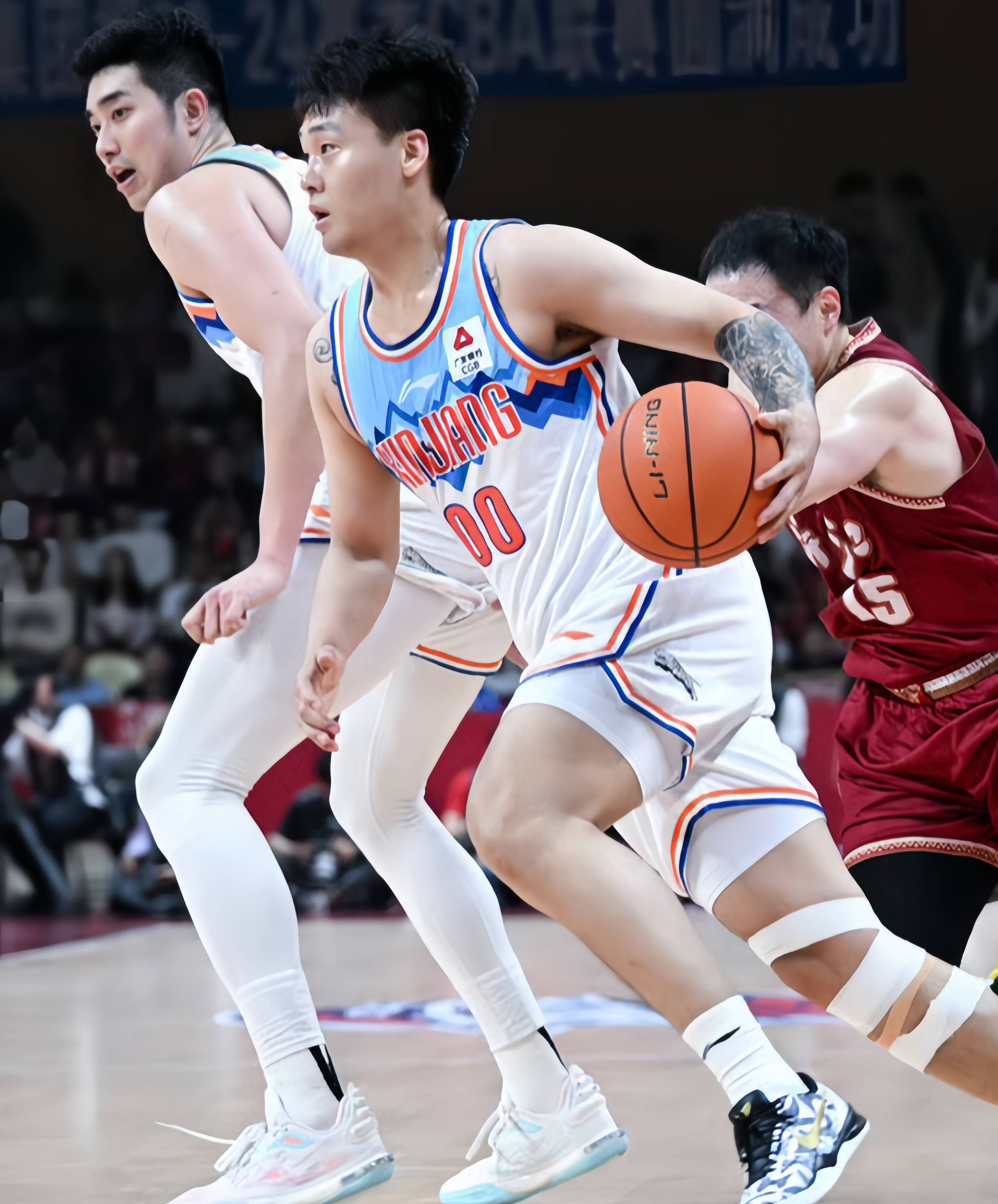 河南男篮大获全胜，强势领跑排行榜首位